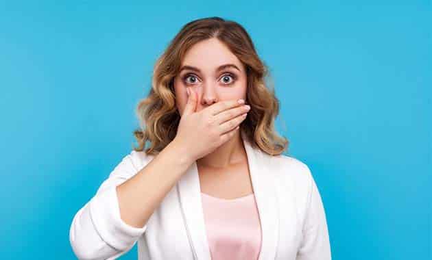 Body dysmorphic disorder femme cachant sa bouche