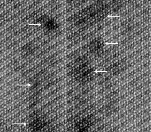 impuretés apparaissent sous forme de distorsions sombres dans le noyau des cristallites d’émail humain