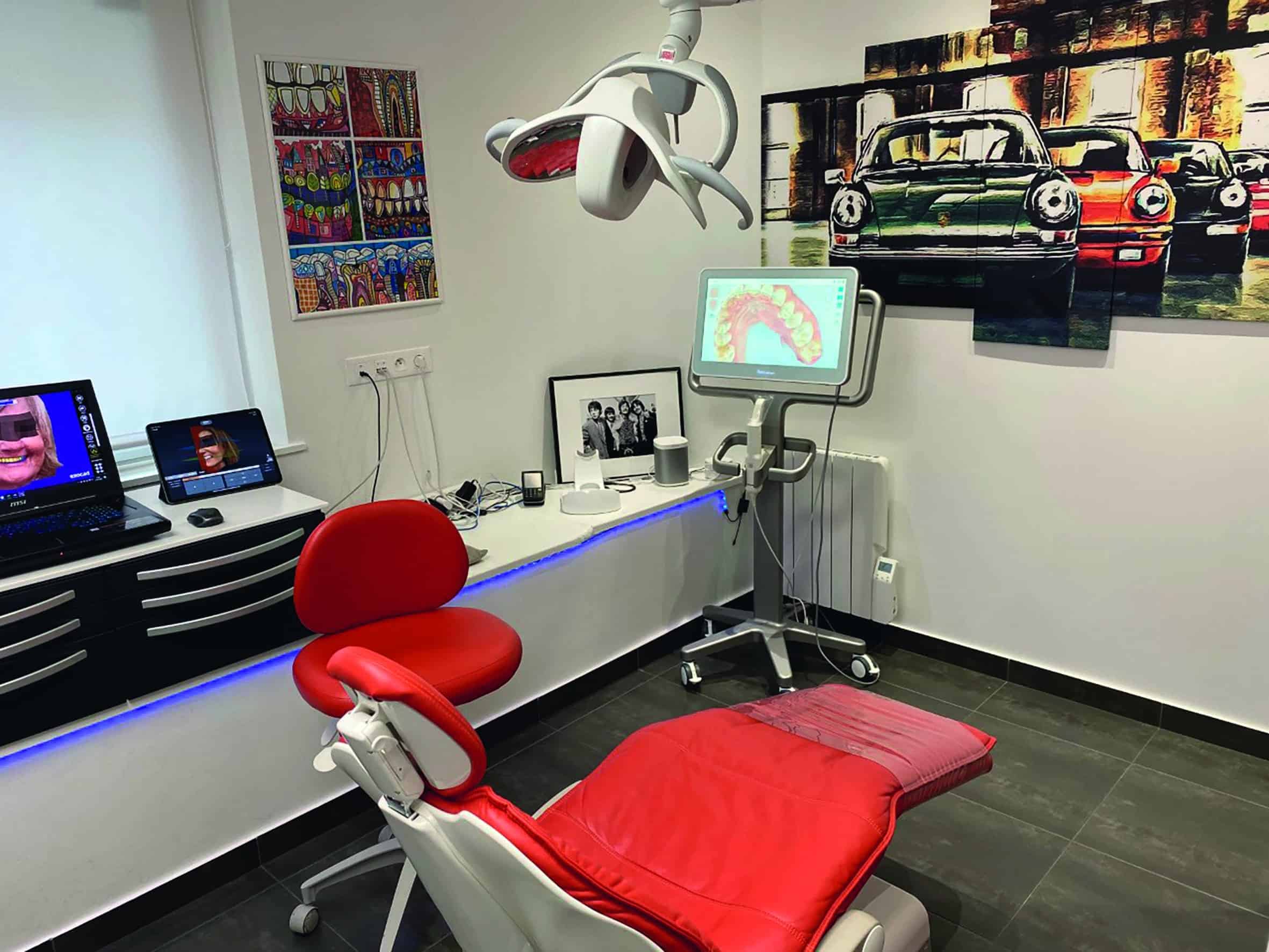 Coupés sport, Beatles époque Sergent Pepper’s, et dentisterie digitale, cette salle de soins donne à voir trois des plus grandes passions du praticien ! Coupés sport, Beatles époque Sergent Pepper’s, et dentisterie digitale, cette salle de soins donne à voir trois des plus grandes passions du praticien !