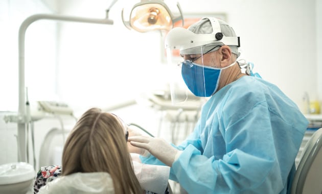 Chirurgien-dentiste masqué