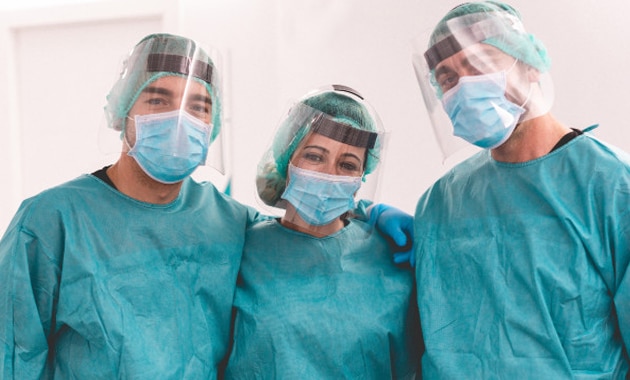 Chirurgiens-dentistes qui sourient derrière leurs masques