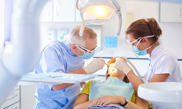 Dentistes opérant un patient