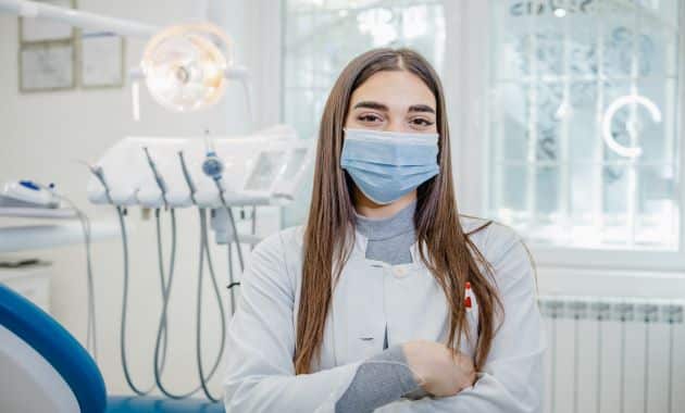 Une étudiante en dentaire.