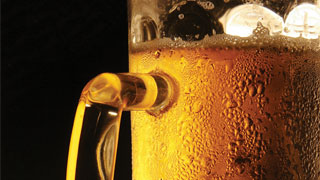 Un point positif pour les buveurs de bière : le houblon est un bon allié des gencives et des dents !