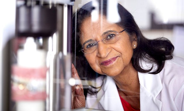 Sumita Mitra récompensée pour ses recherches sur les nanomatériaux dentaires