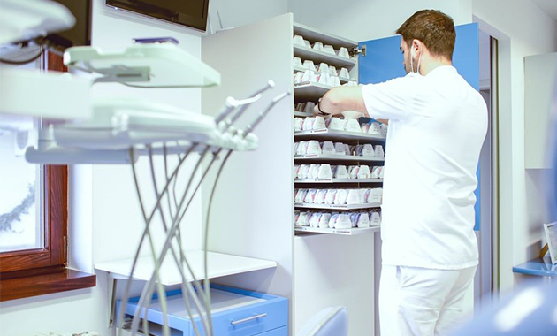 Unie pour la continuité des soins, la filière dentaire garantit l’approvisionnement des cabinets