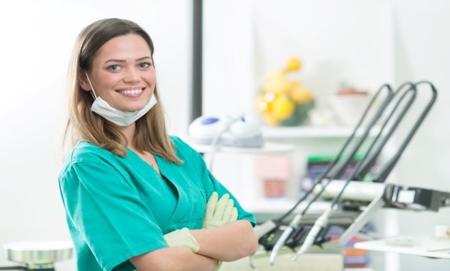 Assistantes dentaires : une étude comparative promeut des délégations d’actes