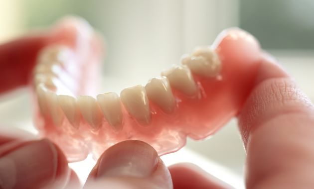 Onze ans plus tard, un Anglais retrouve son dentier perdu en Espagne Onze ans plus tard, un Anglais retrouve son dentier perdu en Espagne