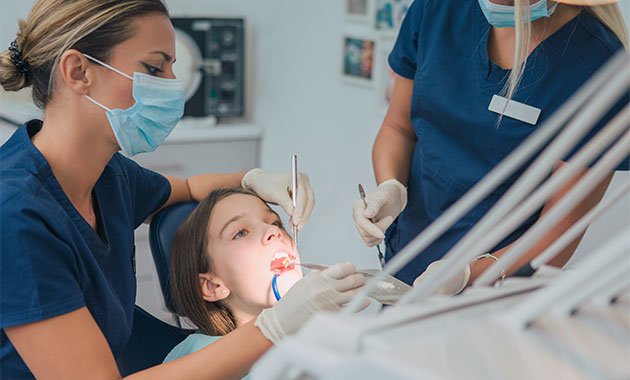 Trois produits dentaires dans les médicaments essentiels