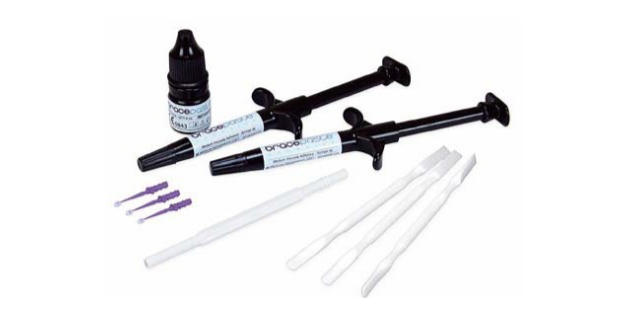 American Orthodontics : BracePaste, la colle visible sous exposition aux uv.
