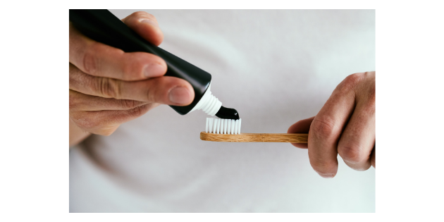 Le dentifrice au charbon ferait-il plus de mal que de bien ?