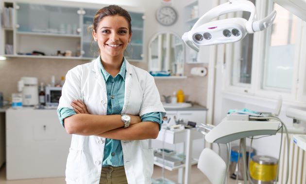 Chirurgien-dentiste, une profession en croissance, plus jeune et féminine