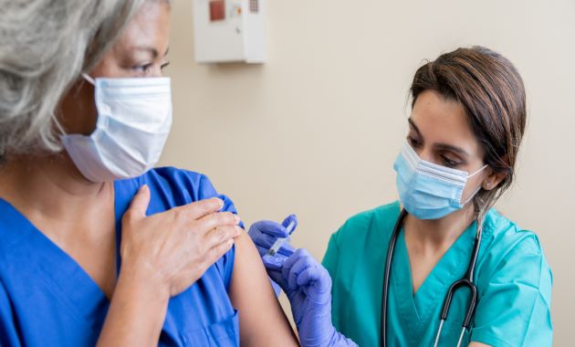 Covid-19 : les Ordres des professionnels de santé appellent “l’ensemble des soignants à se faire vacciner” 
