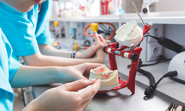 Les prothésistes dentaires s’engagent pour l’emploi des jeunes