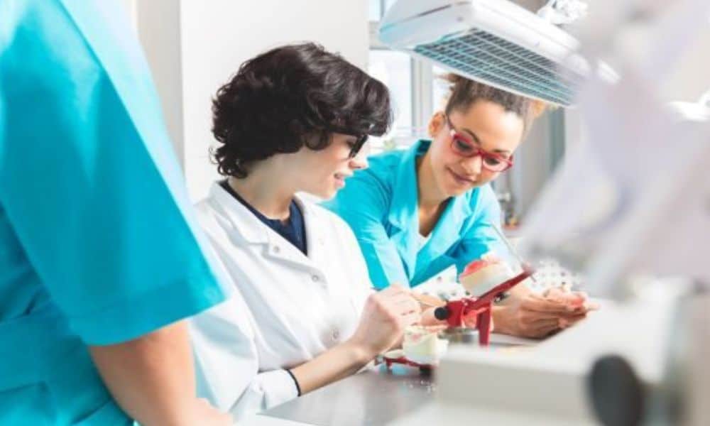 Cette année, les étudiants en deuxième année de chirurgie dentaire débourseront en moyenne 3 341 euros Cette année, les étudiants en deuxième année de chirurgie dentaire débourseront en moyenne 3 341 euros