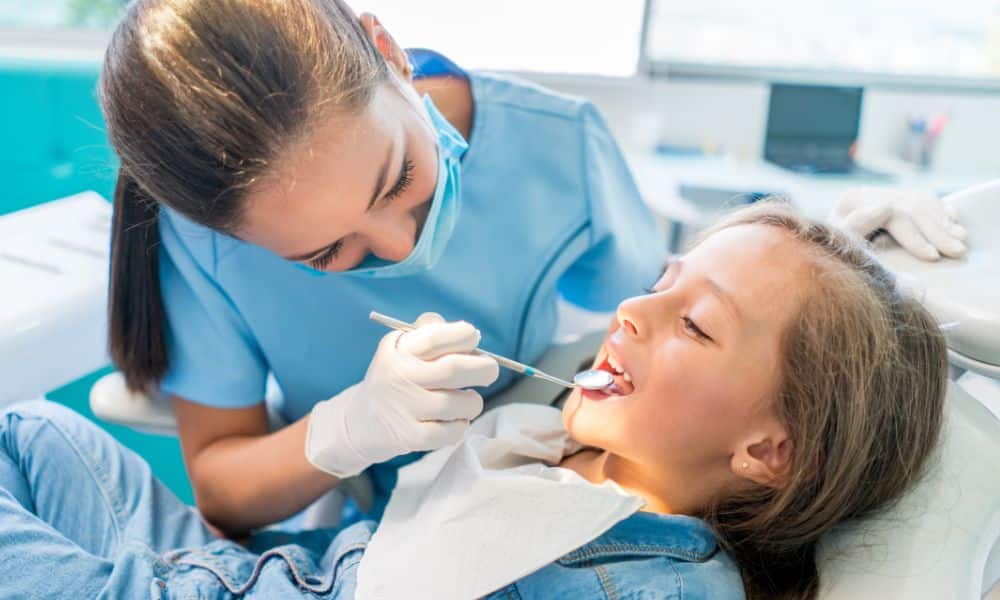 Fillette chez l'orthodontiste.