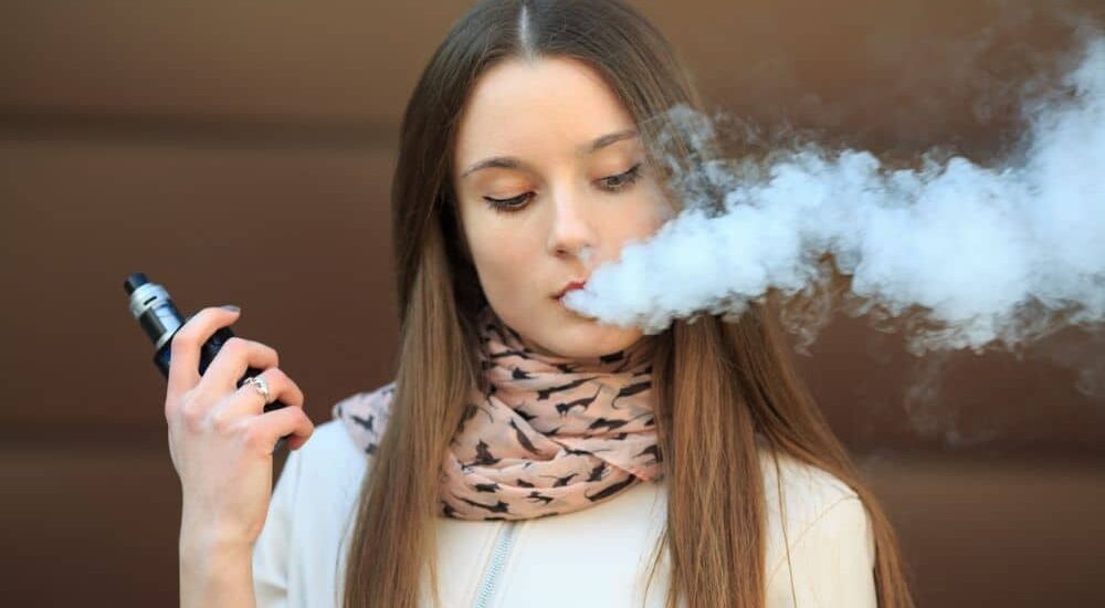E-cigarette : les vapoteurs présenteraient un risque élevé de caries