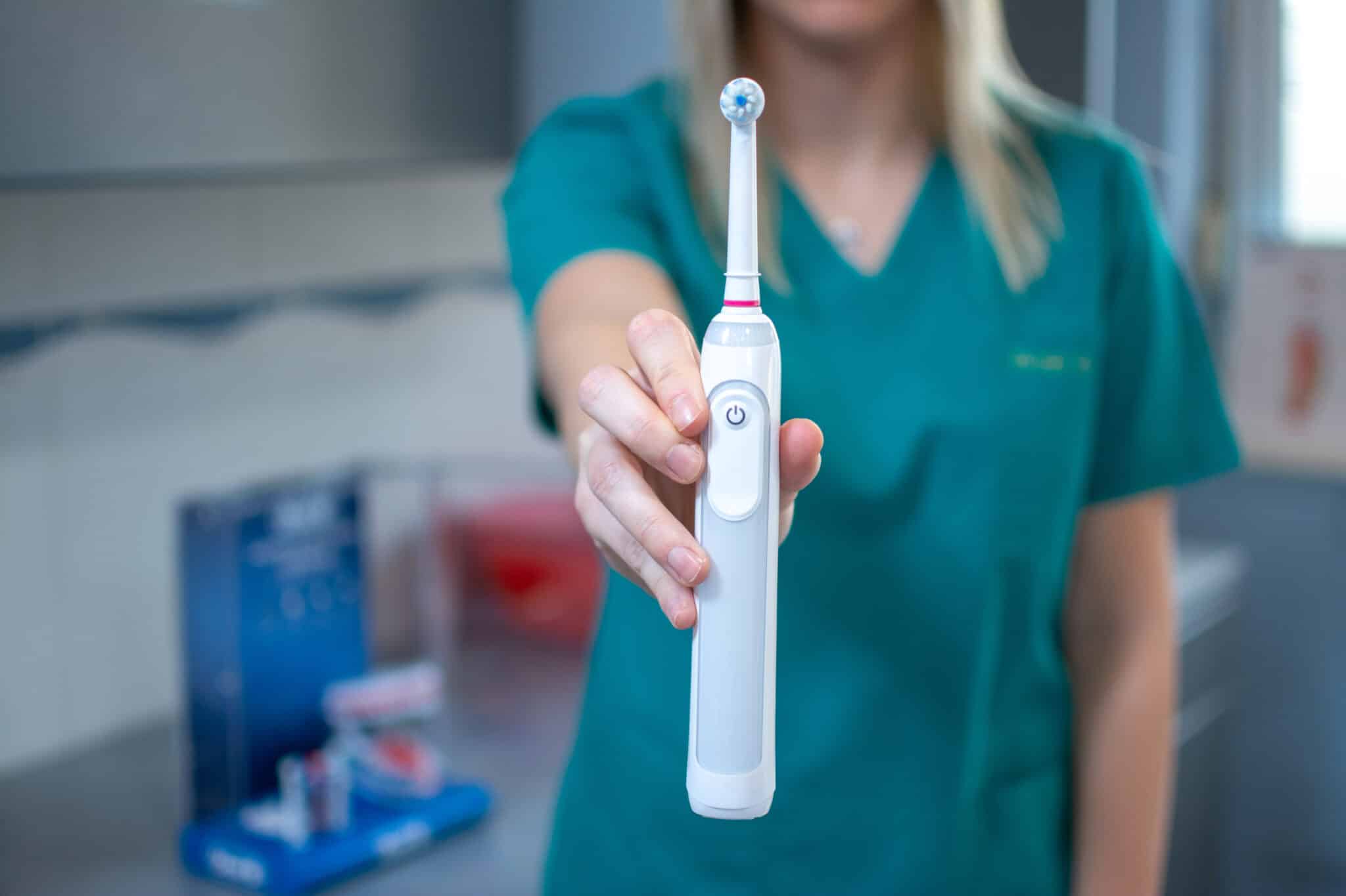 Lorsqu’une hygiéniste dentaire recommande de partager sa brosse à dents…