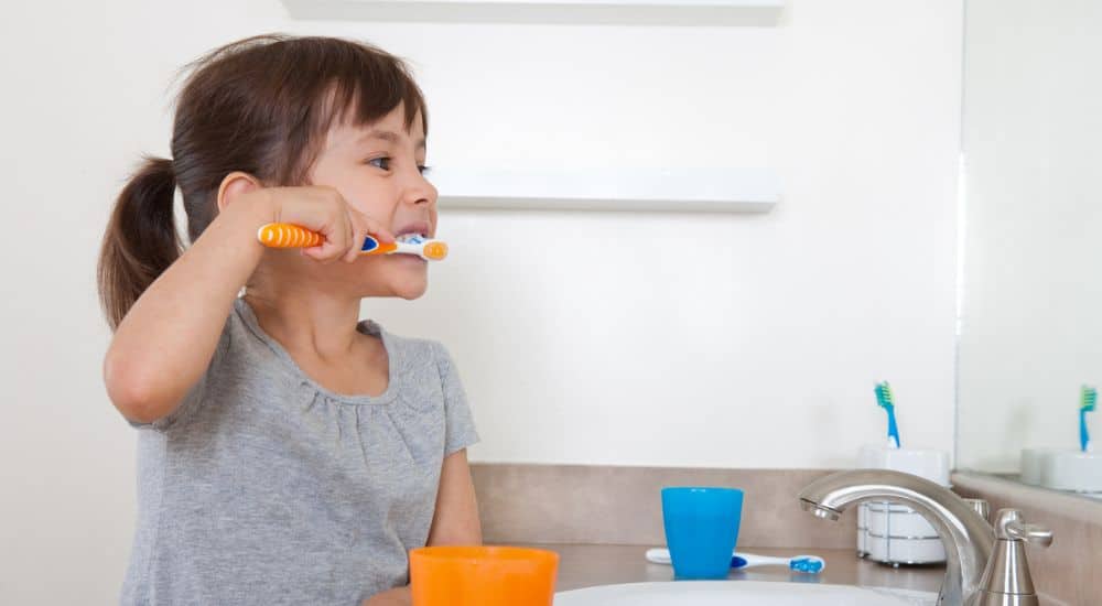 Enfant qui se brosse les dents.