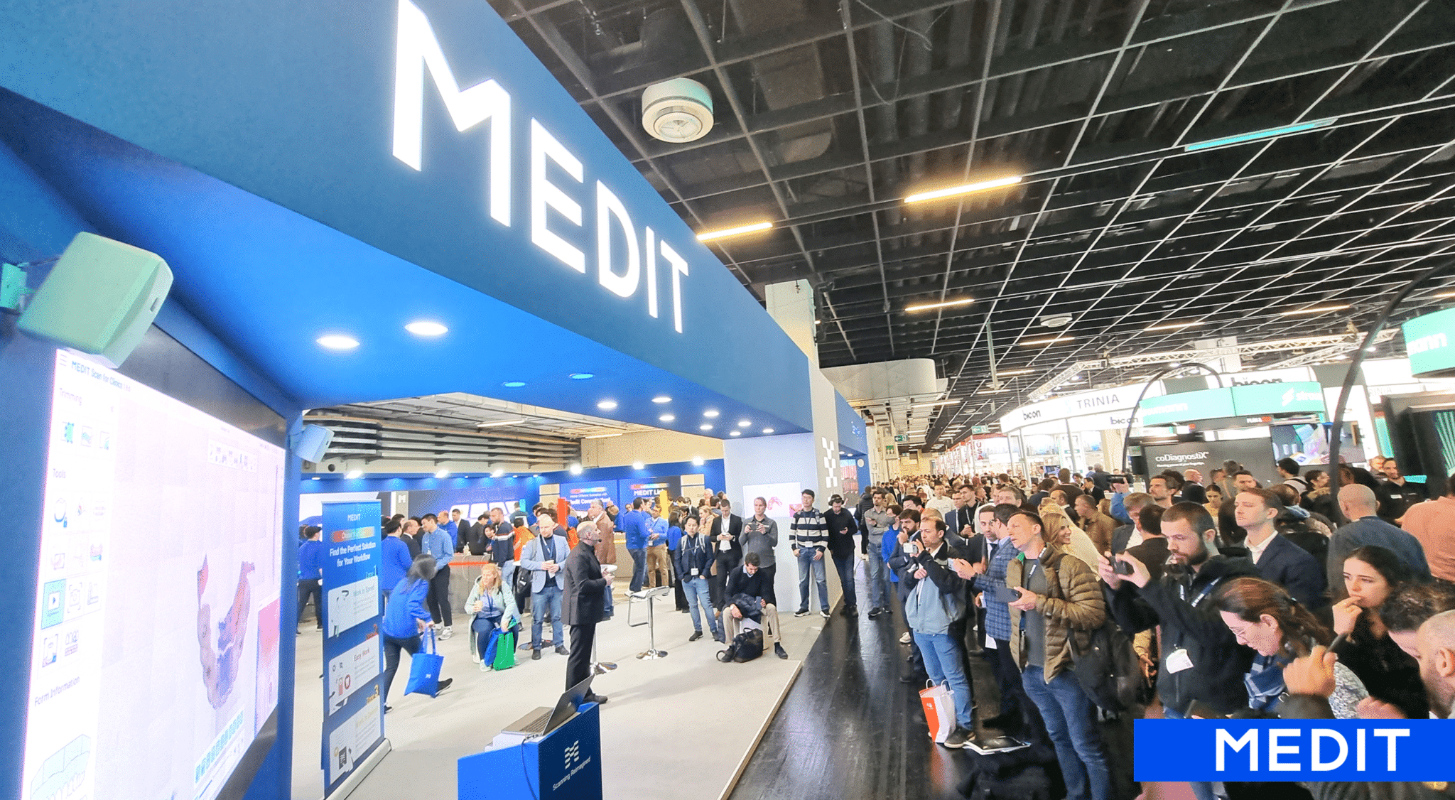 Audience écoutant un discours au stand de MEDIT, IDS 2023