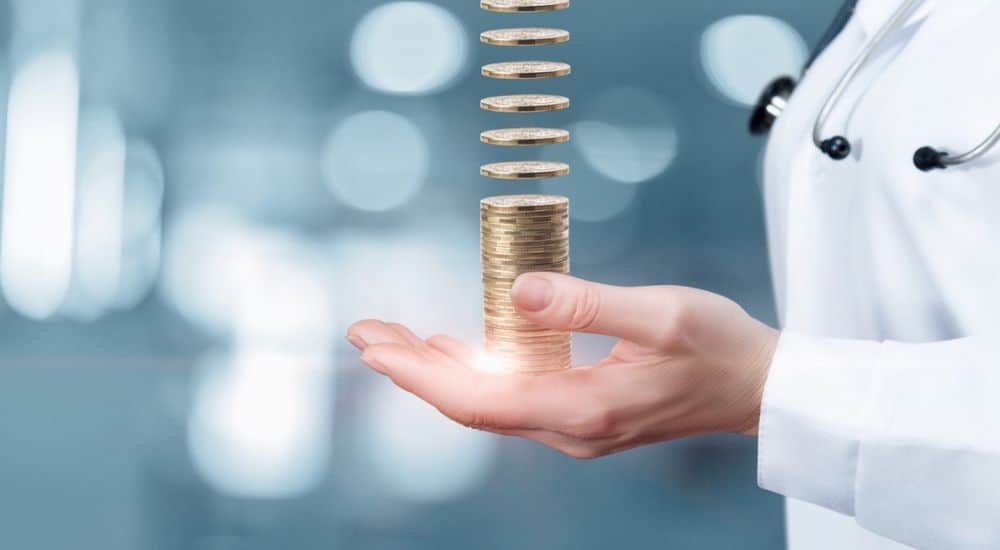 Pièces de monnaie volent dans la main du médecin, contrôles des centres de santé