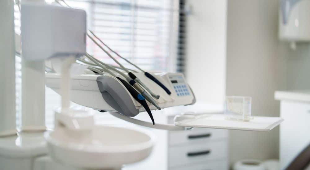 Fauteuil chirurgien-dentiste, clinique dentaire, tourisme dentaire