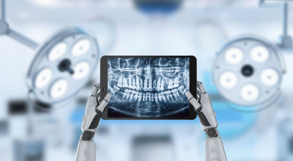 Concept de technologie médicale avec un robot IA en diagnostic dentaire analysant une tomographie dentaire aux rayons X