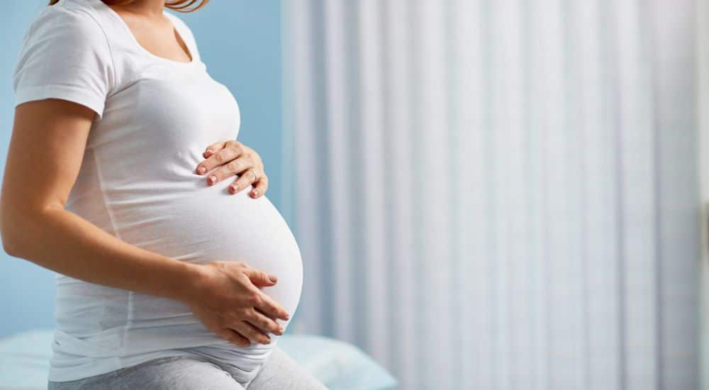Femme enceinte, maternité chirurgienne dentiste
