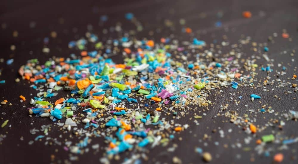 Gros plan sur des microparticules de plastique, Microplastique en dentisterie