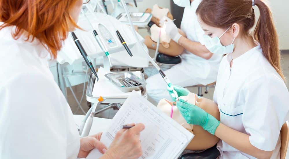 Étudiante en odontologie se faisant évaluer, réforme troisième cycle études odontologiques