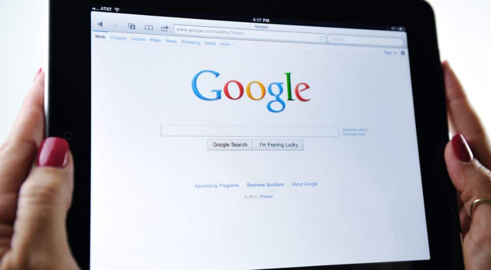 Femme tenant une tablette avec une page Google ouverte. Googlise ses symptômes