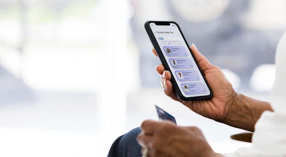 Femme prenant un rendez-vous médical en ligne, rappel de santé