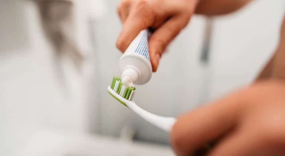 Dentifrice sur une brosse à dents, dentifrice à base de kératine