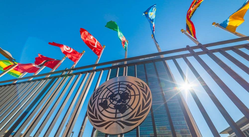 Bâtiment Onu avec des drapeaux sous un ciel bleu à New York, réunion de haut niveau des Nations unies, santé bucco-dentaire