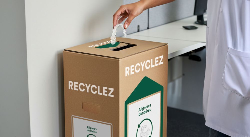 Une Boîte Zéro Déchet™ Angel Aligner installée dans un cabinet dentaire.