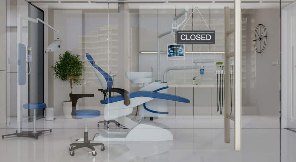 Cabinet dentaire vide avec panneau fermé accroché à la porte, cessation d'activité de chirurgien-dentiste