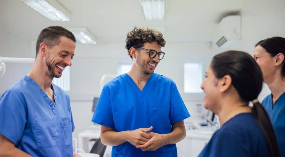 Équipe d'un cabinet médical en pleine conversation, emplois dans les cabinets dentaires