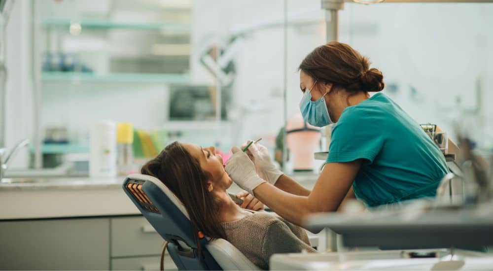 Jeune femme en consultation avec sa dentiste. Franchise sur les soins dentaires