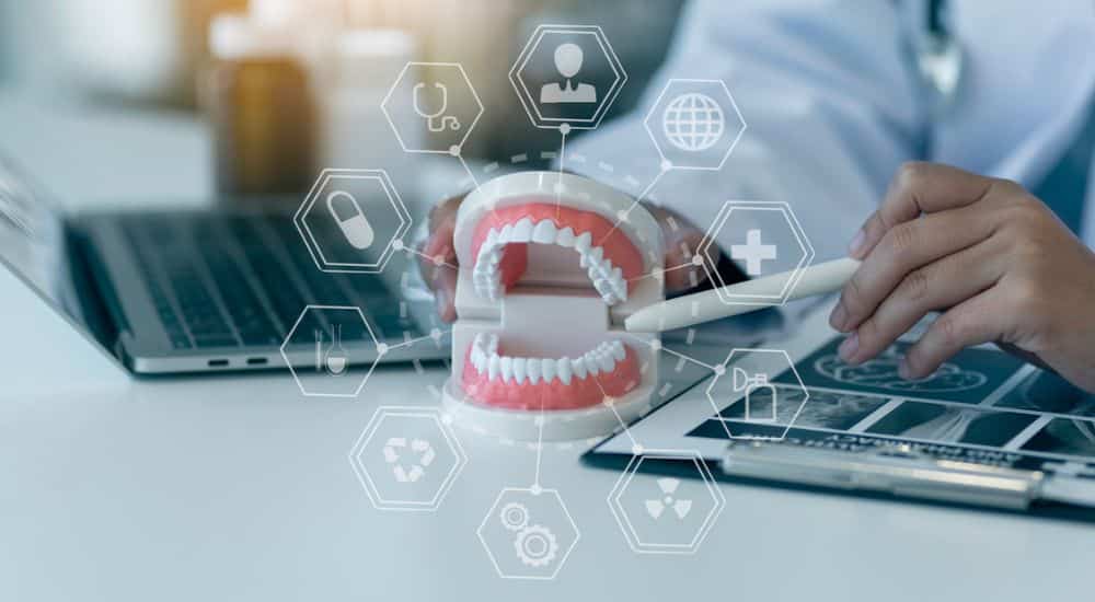 Dentiste avec modèle dentaire à la clinique dentaire, image avec des logos numériques. Guide pratique sur l'IA en odontologie