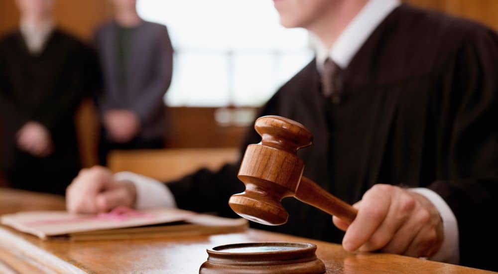 Marteau de juge tenant Salle de tribunal, escroqueries dentaires