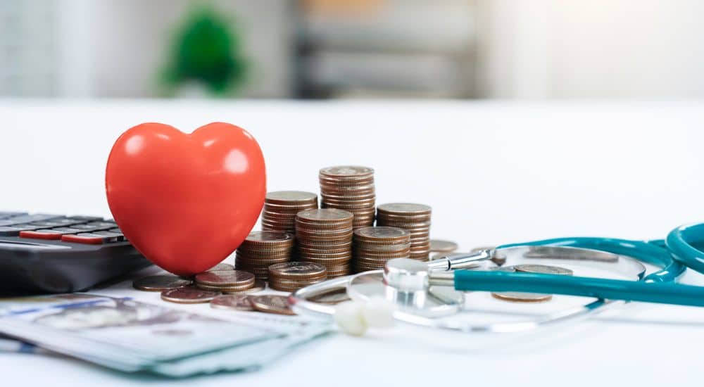 stéthoscope et argent avec cœur rouge à l’hôpital. Article 5 projet de loi contre les fraudes fiscales et sociales