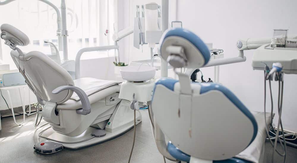 Deux fauteuils dentaires dans une clinique, pénurie de dentistes