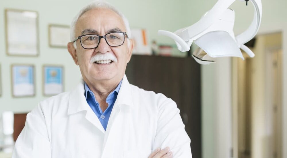 Dentiste senior dans un cabinet. Chirurgiens-dentistes retraités