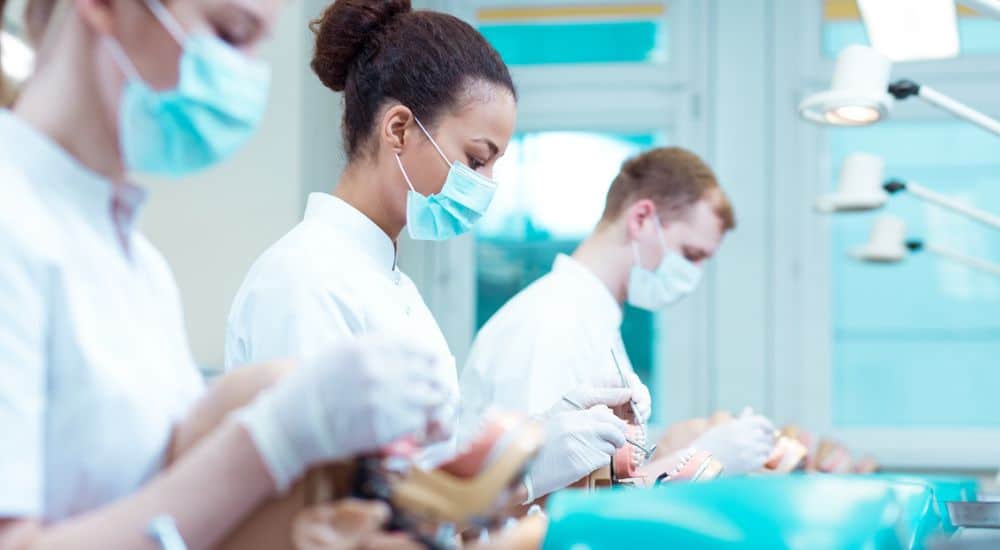 3 étudiants en chirurgie dentaire, frais études chirurgie dentaire