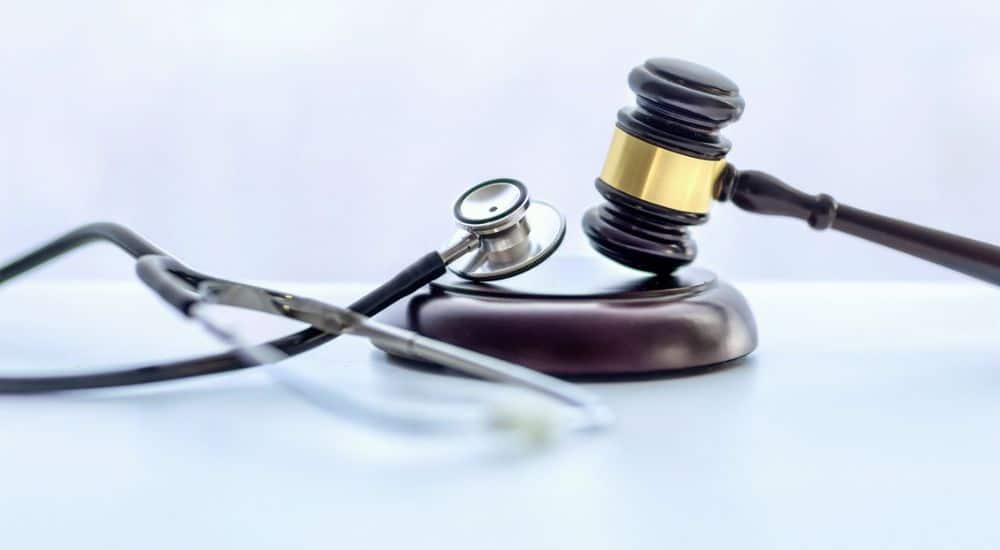 Marteau de la justice et stéthoscope, projet de loi contre les fraudes sociales et fiscales