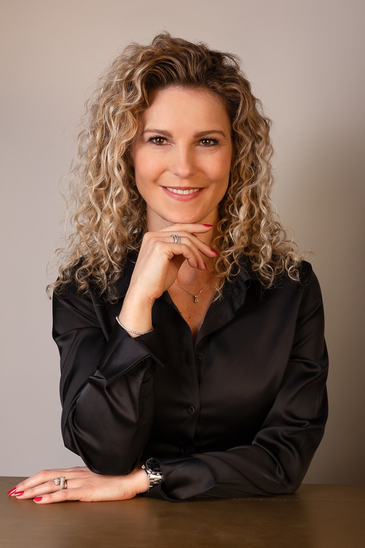 Laura Regouby Cofondatrice de l’Académie d’Art Dentaire et de Modiolus radio/TV Titulaire d’un master II en anthropologie et paléoanthropologie et d’un master II en management, elle est l’auteure d’une étude sur l’éthologie du pouvoir