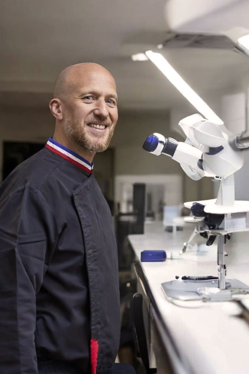 Sébastien Milliasseau Meilleur ouvrier de France en prothèse dentaire et cogérant du laboratoire AZM. Président du mouvement Je choisis le sourire Made In France, et de l’association des MOF en prothèse dentaire. Conférencier et formateur