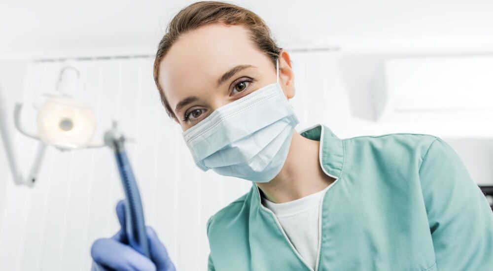 Publicité dénigrante contre les chirurgiens-dentistes :  un organisme bancaire retire sa campagne