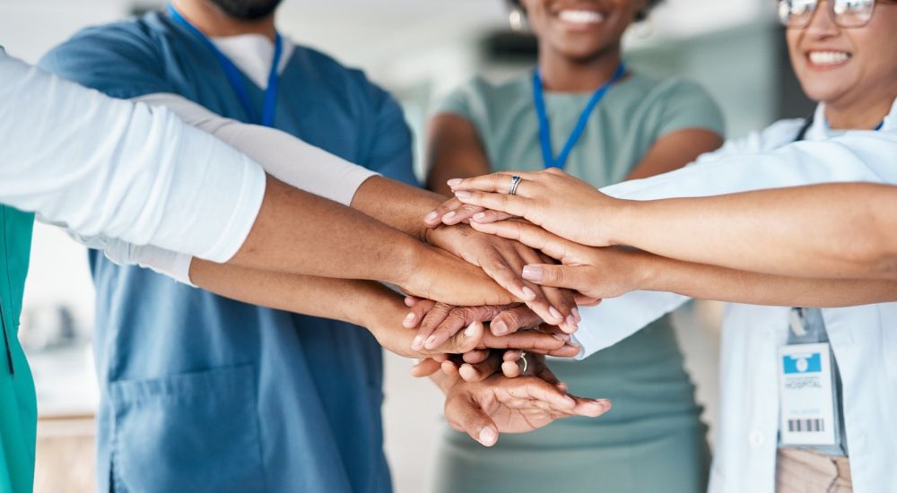 Mains réunies de professionnels de santé. Mobilisation des étudiants en santé