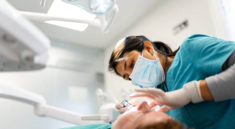 demogChirurgien-dentiste effectuant un examen dentaire sur un patient. Démographie des professionnels de santé raphie professionnel sante